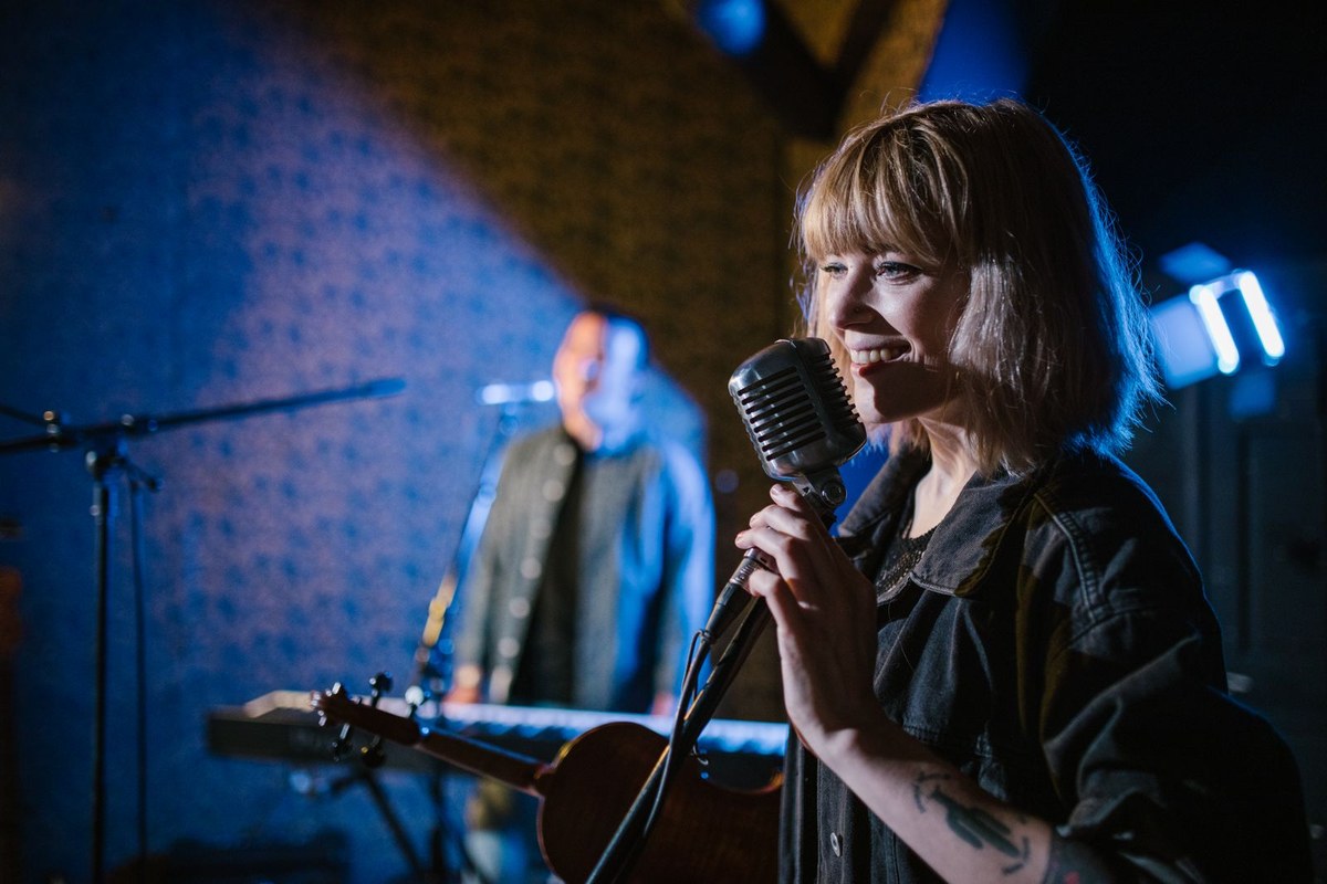 Nova Rey performing live